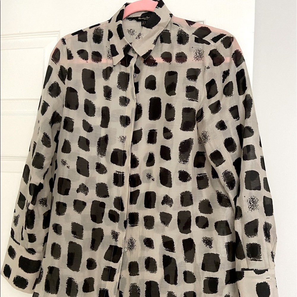 Beautiful feather light blouse size 4 from MassimoDutti